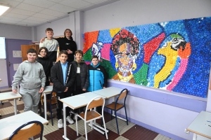 Monistrol-sur-Loire : des collégiens du Monteil réalisent un portrait avec 3500 bouchons recyclés