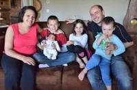 Sara et Mickaël Picq avec leurs quatre enfants : Anaëlle dans les bras de Thomas, Maëlys et Benjamin.||