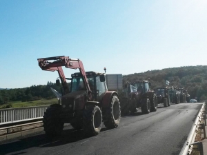 Des agriculteurs en action avec leurs tracteurs sur l&#039;autoroute A75