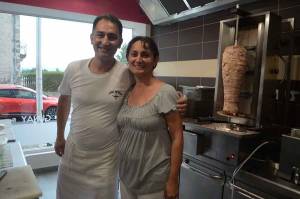 Ertan et Hülya Korkmaz ouvrent un kebab dans leur ville.|Ertan Korkmaz réalise lui-même le pain et les galettes.|La salle dispose d&#039;une quarantaine de couverts.||