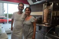 Ertan et Hülya Korkmaz ouvrent un kebab dans leur ville.|Ertan Korkmaz réalise lui-même le pain et les galettes.|La salle dispose d'une quarantaine de couverts.||
