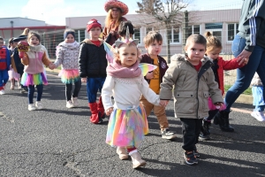 Les enfants défilent dans Chadrac pour fêter Carnaval