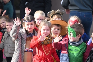 Les enfants défilent dans Chadrac pour fêter Carnaval