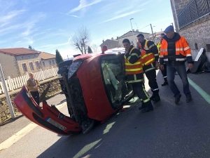 Saint-Maurice-de-Lignon : il percute une voiture en stationnement et se renverse