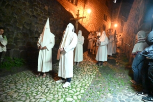 Vendredi Saint : les photos de la procession des Pénitents blancs au Puy-en-Velay