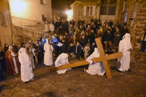 Vendredi Saint : les photos de la procession des Pénitents blancs au Puy-en-Velay