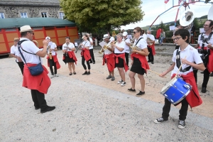 Saint-Front : les hameaux animent le village pour le défilé des chars (vidéo)