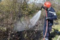 Monistrol-sur-Loire : des pneus et des broussailles en feu