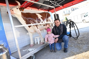 Au Puy-en-Velay, une ferme animée est installée tout le week-end sur la place du Breuil