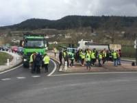 Gilets jaunes et syndicats prolongent la manifestation sur trois ronds-points de Haute-Loire