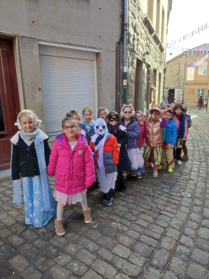Saint-Didier-en-Velay : les écoliers de Jeanne-d&#039;Arc dans les rues pour Carnaval