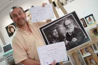 Jean-Marc Vidal a reçu deux &quot;awards&quot; de bronze, dont un pour le portrait de Kizou Dumas, artiste peintre de Tence.