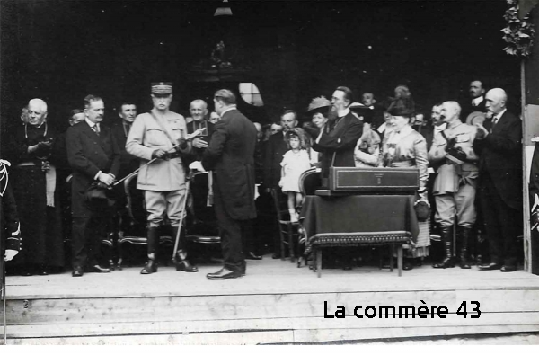 7 septembre 1919. En témoignage d’admiration et de reconnaissance pour ses glorieux services, le maire du Puy offre une épée d’honneur au général Fayolle. Photographie gélatino-argentique (Archives municipales du Puy-en-Velay).|Défilé de Poilus le 14 juillet 1919 à Langeac||