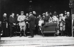 7 septembre 1919. En témoignage d’admiration et de reconnaissance pour ses glorieux services, le maire du Puy offre une épée d’honneur au général Fayolle. Photographie gélatino-argentique (Archives municipales du Puy-en-Velay).