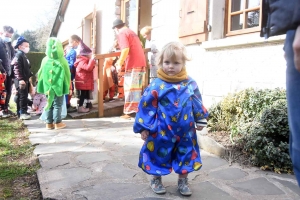 Araules : les écoliers du bourg déguisés pour une balade dans le village