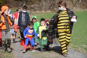 Araules : les écoliers du bourg déguisés pour une balade dans le village