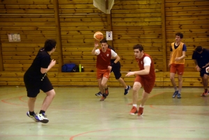 Tence : footballeurs et basketteurs croisent leurs sports pour le Téléthon