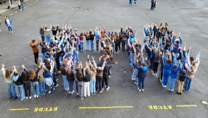 Monistrol-sur-Loire : le bleu, couleur symbole contre le harcèlement au collège du Monteil