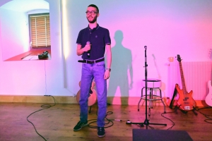 Atteint de spectre autistique, Hugo a interprété sa propre chanson en public