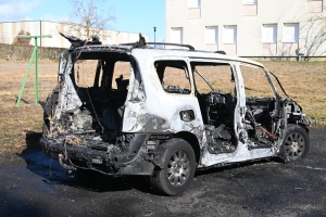 Yssingeaux : une voiture prend feu au collège public