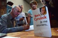 Boris Cyrulnik a prolongé la conférence d&#039;une séance de dédicaces.