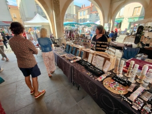 Saint-Didier-en-Velay : un marché artisanal, animé et apprécié sous les halles