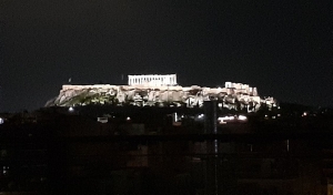 Vue nocturne sur l&#039;acropole d&#039;Athènes