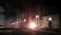 Des casseurs en gilets jaunes mettent le feu à la préfecture au Puy-en-Velay