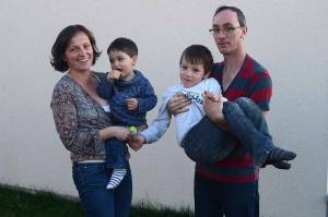 Valérie Fargette et Mickaël Ansart avec leurs enfants Maxence, 2 ans, et Elouan, 6 ans.|||