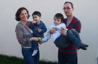 Valérie Fargette et Mickaël Ansart avec leurs enfants Maxence, 2 ans, et Elouan, 6 ans.