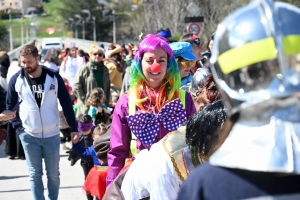 Aurec-sur-Loire : 750 enfants dans les rues pour le défilé de Carnaval avant les vacances (vidéo)