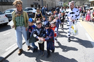 Aurec-sur-Loire : 750 enfants dans les rues pour le défilé de Carnaval avant les vacances (vidéo)