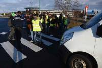 Yssingeaux : des lycéens tentent de bloquer le rond-point de Villeneuve
