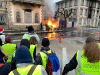 Le retour des Gilets jaunes et des gaz lacrymogènes place du Breuil au Puy