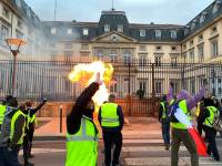 Le retour des Gilets jaunes et des gaz lacrymogènes place du Breuil au Puy