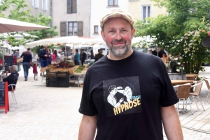 Yssingeaux : un hypnotiseur de rue anime le marché du jeudi (vidéo)
