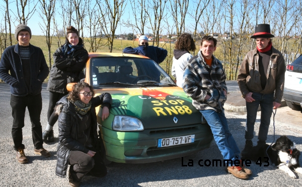 un des regroupements pour covoiturage en direction de Lyon, parking de Chomette à Monistrol, avec la voiture emblématique Crédit Lutte des Sucs||