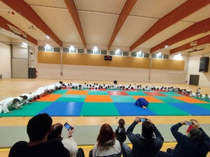 Le Chambon-sur-Lignon : entraînement en commun et en public pour les judokas
