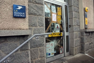 Yssingeaux : le bureau de poste attaqué cette nuit, un distributeur de billets arraché