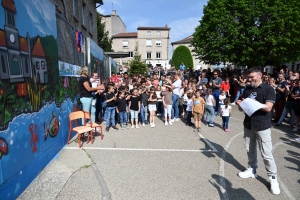 La Séauve-sur-Semène : une grande fresque décore la cour de l&#039;école Arc-en-Ciel