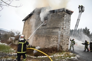 Une maison en feu à Rosières : la route départementale fermée