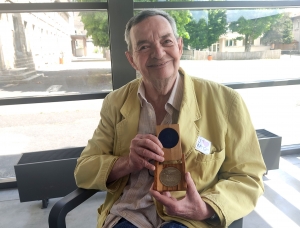 Jean-Claude May confie la médaille de Juste de ses aïeux au Lieu de mémoire au Chambon-sur-Lignon