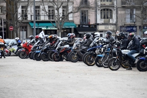 130 motards en colère défilent contre le contrôle technique (vidéo)