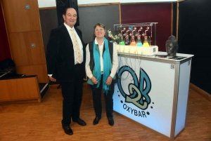 Jean-Guy et Nathalie Laurent devant leur bar à oxygène