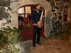 Freycenet-la-Tour : chaque soir, pour le personnel soignant, il joue d&#039;un instrument sur le pas de sa porte