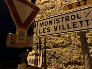 Monistrol-sur-Loire : ils placardent des affiches et des banderoles pour l&#039;anniversaire de leur ami