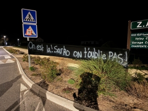 Monistrol-sur-Loire : ils placardent des affiches et des banderoles pour l&#039;anniversaire de leur ami