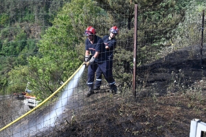 Un feu de végétation se déclare en bordure de RN 88 près du viaduc du Lignon
