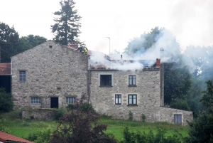 La foudre tombe sur une cheminée et provoque un incendie à Lapte