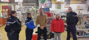 Saint-Just-Malmont : la gendarmerie distribue des messages de prévention dans les commerces